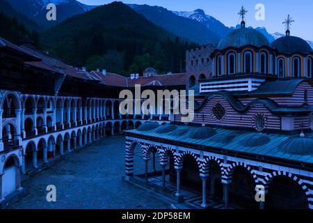 Monastero di Rila, Monastero di Sant'Ivan di Rila, crepuscolo del cortile e della chiesa principale, provincia di Kyustendil, Bulgaria, Europa sudorientale, Europa Foto Stock