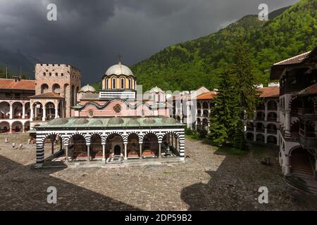 Monastero di Rila, sotto nuvola di pioggia, Monastero di San Ivan di Rila, cortile e chiesa principale, provincia di Kyustendil, Bulgaria, Europa sudorientale, Europa Foto Stock