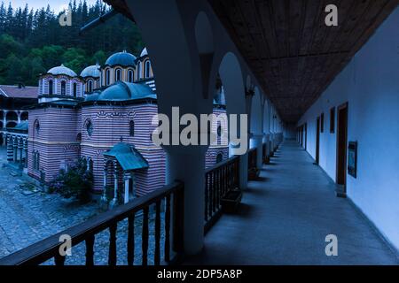 Monastero di Rila, Monastero di San Ivan di Rila, crepuscolo della parte residenziale presso il chiostro esterno, Kyustendil, Bulgaria, Europa sudorientale, Europa Foto Stock