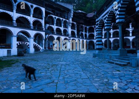 Monastero di Rila, Monastero di San Ivan di Rila, crepuscolo della parte residenziale presso il chiostro esterno, Kyustendil, Bulgaria, Europa sudorientale, Europa Foto Stock