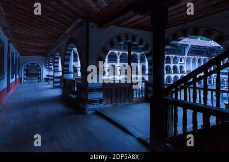 Monastero di Rila, Monastero di San Ivan di Rila, crepuscolo della parte residenziale presso il chiostro esterno, Kyustendil, Bulgaria, Europa sudorientale, Europa Foto Stock