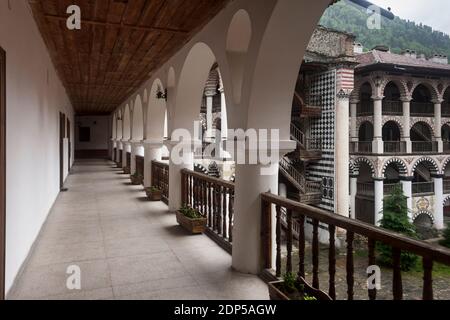 Monastero di Rila, monastero di San Ivan di Rila, parte residenziale del chiostro esterno, provincia di Kyustendil, Bulgaria, Europa sudorientale, Europa Foto Stock