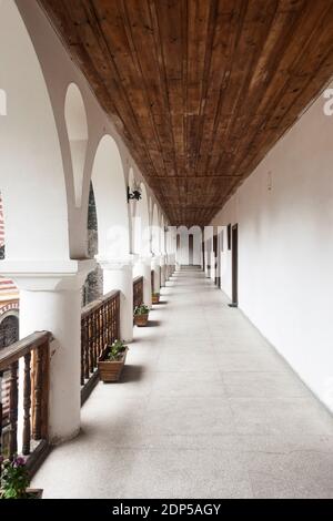 Monastero di Rila, monastero di San Ivan di Rila, parte residenziale del chiostro esterno, provincia di Kyustendil, Bulgaria, Europa sudorientale, Europa Foto Stock