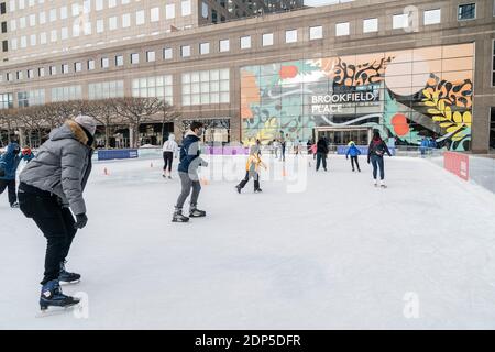 New York, Stati Uniti. 18 Dicembre 2020. Le persone di tutte le età possono pattinare sulla pista di pattinaggio fuori dal World Financial Center al Brookfield Place di New York, il 18 dicembre 2020. La tempesta di neve ha lasciato in alcune parti di New York fino a 10 pollici di neve. La città continua a ripulire. Una delle aziende più colpite era il ristorante che può contare a causa delle restrizioni pandemiche solo per il servizio di take out e outdoor. (Foto di Lev Radin/Sipa USA) Credit: Sipa USA/Alamy Live News Foto Stock