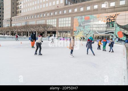 New York, Stati Uniti. 18 Dicembre 2020. Le persone di tutte le età possono pattinare sulla pista di pattinaggio fuori dal World Financial Center al Brookfield Place di New York, il 18 dicembre 2020. La tempesta di neve ha lasciato in alcune parti di New York fino a 10 pollici di neve. La città continua a ripulire. Una delle aziende più colpite era il ristorante che può contare a causa delle restrizioni pandemiche solo per il servizio di take out e outdoor. (Foto di Lev Radin/Sipa USA) Credit: Sipa USA/Alamy Live News Foto Stock