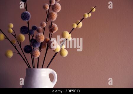 fiori in vaso, vaso bianco con fiori Foto Stock