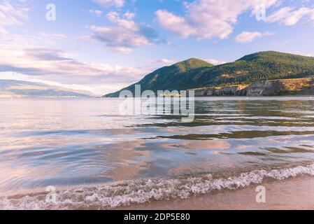 Estate sera vista dalla spiaggia di sabbia, del lago Okanagan al Sun Oka Provincial Park Foto Stock