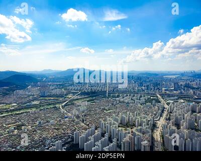 Nuvole nel cielo e scenario di densamente pieno centro edifici Foto Stock