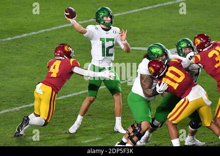 Los Angeles, California. 18 Dicembre 2020. Oregon Ducks quarto Tyler Shough n° 12 in azione durante il primo trimestre il campionato PAC-12 NCAA gioco di calcio tra USC Trojans e Oregon Ducks al Coliseum di Los Angeles, California.Mandatory Photo Credit: Louis Lopez/CSM/Alamy Live News Foto Stock