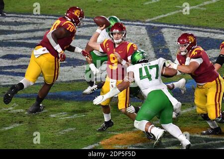 Los Angeles, California. 18 Dicembre 2020. USC Trojans quarto Kedon Slovis n° 9 in azione durante il secondo trimestre il campionato PAC-12 NCAA gioco di calcio tra la USC Trojans e l'Oregon Ducks al Coliseum di Los Angeles, California.Mandatory Photo Credit: Louis Lopez/CSM/Alamy Live News Foto Stock