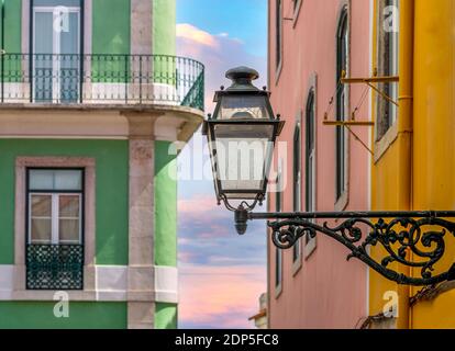 Tipica architettura portoghese e colorati edifici del centro storico di Lisbona. Foto Stock