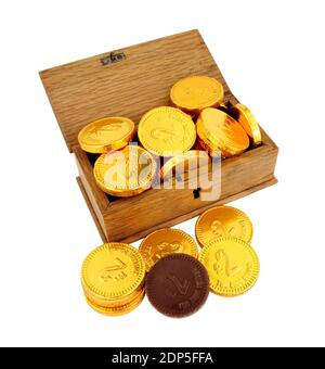 Monete di cioccolato al latte ricoperte con lamina d'oro in un piccolo legno scatola isolata su sfondo bianco Foto Stock