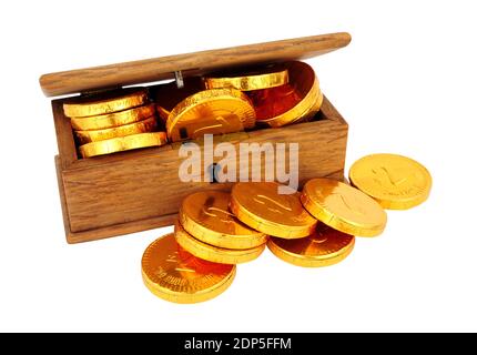 Monete di cioccolato al latte ricoperte con lamina d'oro in un piccolo legno scatola isolata su sfondo bianco Foto Stock