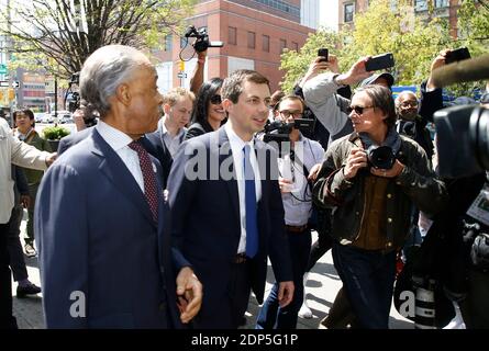 New York, Stati Uniti. 29 Apr 2019. Il candidato presidenziale e l'ex sindaco di South Bend Indiana incontra il reverendo al Sharpotn al ristorante Sylvias il 29 aprile 2019 ad Harlem New York (Foto di John Lamparski/SIPA USA) Credit: Sipa USA/Alamy Live News Foto Stock