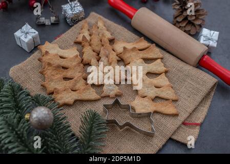 SPEKULATIUS, biscotti natalizi tipici tedeschi su un tavolo festivo Foto Stock