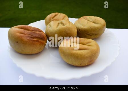 Vista dall'alto di Baati o Bati di dal bati churma, piatto di rajathani popolare e tradizionale indiano. Palle di grano cotte dure dall'esterno e morbide da dentro Foto Stock