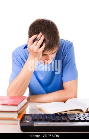 Studente stanco e tormentato al tavolo di scrittura sul Sfondo bianco Foto Stock