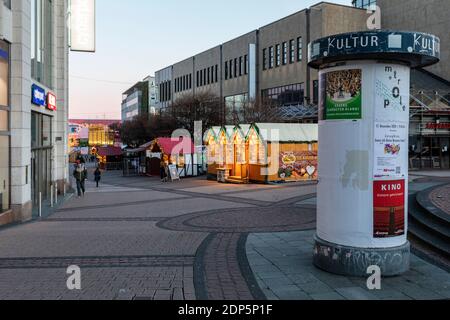 Centro di Essen dopo il blocco nella crisi di Corona - zona pedonale a Kennedyplatz, con il mercato di Natale ridotto Foto Stock