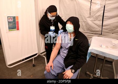 Los Angeles, Stati Uniti. 19 dicembre 2020. Un operatore sanitario di prima linea al Garfield Medical Center riceve la sua prima dose di vaccino Pfizer COVID-19 in una tenda pop-up fuori della loro struttura principale a Monterey Park, Los Angeles County, California, Stati Uniti, il 18 dicembre 2020. Un maggior numero di operatori sanitari in tutti gli Stati Uniti ha ricevuto le prime dosi di vaccino Pfizer COVID-19, parte di uno sforzo volto a garantire la salute e la disponibilità di medici, infermieri e altri lavoratori in prima linea tra i crescenti casi di virus e ricoveri. Credit: Xinhua/Alamy Live News Foto Stock