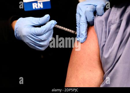 Los Angeles, Stati Uniti. 19 dicembre 2020. Un operatore sanitario di prima linea al Garfield Medical Center riceve la sua prima dose di vaccino Pfizer COVID-19 in una tenda pop-up fuori della loro struttura principale a Monterey Park, Los Angeles County, California, Stati Uniti, il 18 dicembre 2020. Un maggior numero di operatori sanitari in tutti gli Stati Uniti ha ricevuto le prime dosi di vaccino Pfizer COVID-19, parte di uno sforzo volto a garantire la salute e la disponibilità di medici, infermieri e altri lavoratori in prima linea tra i crescenti casi di virus e ricoveri. Credit: Xinhua/Alamy Live News Foto Stock