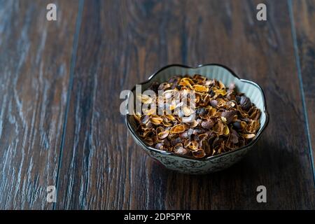 Caffè di Cascara secco Polpa di ciliegia e pelle esterna in ciotola. Pronto all'uso. Foto Stock