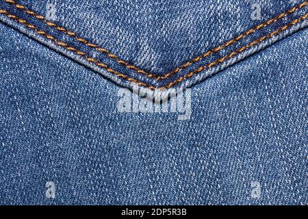 Parte inferiore appuntita di una tasca di jeans denim blu. Primo piano. Vista dall'alto. Negozio di abbigliamento e concetti di shopping. Spazio di copia. Foto Stock