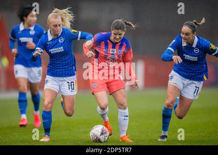 10 di Brighton, Maren Mjelde n° 18 di Chelsea e Guro Reiten n° 11 di Chelsea Foto Stock