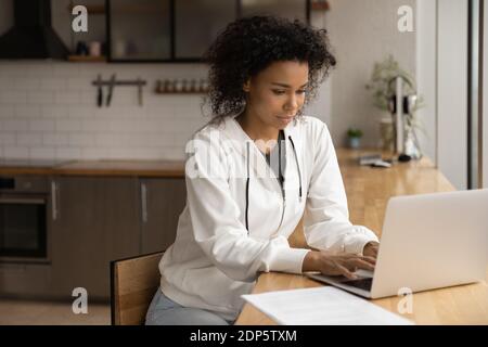 Donna afroamericana lavora online su un computer portatile Foto Stock