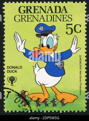 GRENADA - CIRCA 1979: Francobollo stampato da Grenada, mostra i personaggi Walt Disney, poliziotto Donald, circa 1979 Foto Stock