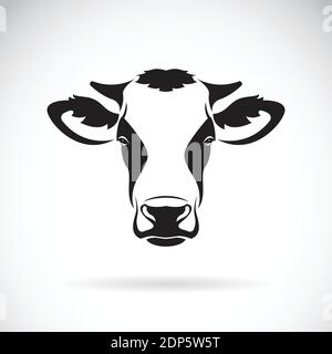 Vettore di un disegno della testa di vacca su sfondo bianco. Animale da fattoria. Illustrazione vettoriale a livelli facilmente modificabile. Illustrazione Vettoriale
