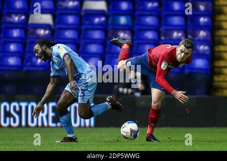 Fankaty Dabo n° 23 di Coventry City è imbrigliato da Harry Toffolo n.3 di Huddersfield Town Foto Stock