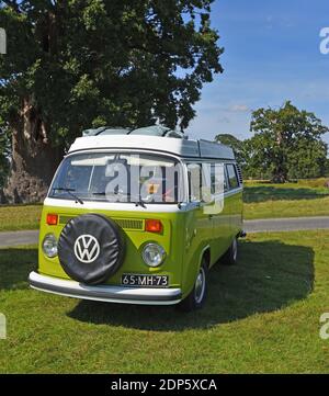 Classic Green and White Volkswagen - Van Park VW Camper in campagna. Foto Stock