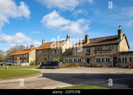 Il pittoresco villaggio di Hutton-le-Hole nel North Yorkshire, situato all'interno del North York Moors National Park, dove le pecore possono liberamente vagare. Foto Stock