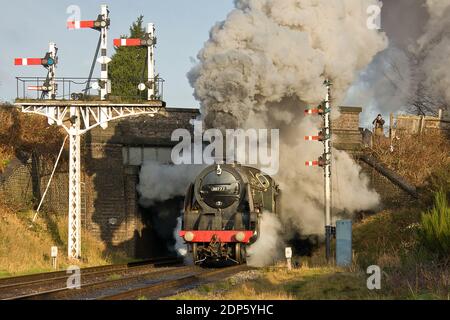 Classe N15 King Arthur 4-6-0 No. 30777 'sir Lamiel' fa un aspetto impressionante in quanto si allontana da Loughborough con il servizio 09:50 (2A05). Foto Stock