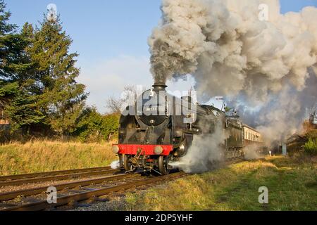 Classe N15 King Arthur 4-6-0 No. 30777 'sir Lamiel' fa un aspetto impressionante in quanto si allontana da Loughborough con il servizio 09:50 (2A05). Foto Stock
