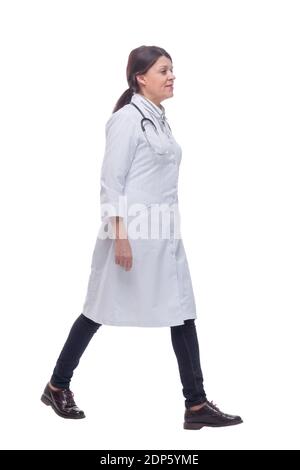 Ritratto a lunghezza intera di dottore femminile che cammina verso la fotocamera sorridente Foto Stock