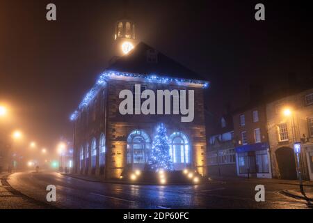 Alberi di Natale e le luci al di fuori di brackley town hall nella nebbia mattutina. Brackley, Northamptonshire, Inghilterra Foto Stock