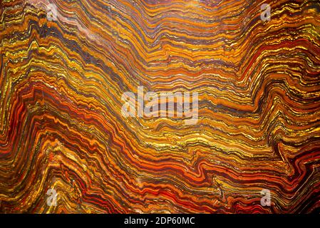 Roccia colorata di formazione del ferro a bande lucidate (BIF) Foto Stock