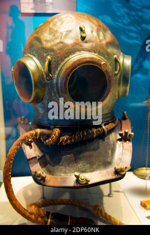 Un vecchio casco per immersioni subacquee Foto Stock