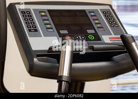 Primo piano di una moderna tapis roulant con impostazioni Foto Stock