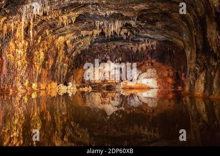 Stalagmiti e stalattiti che si riflettono nell'acqua nel colorato Grotte delle fate a Saalfeld Foto Stock