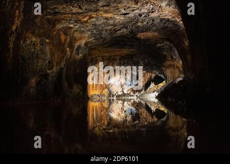 Speleotemi stranamente formati alla fine di una galleria scura Nelle colorate Grotte delle fate di Saalfeld Foto Stock