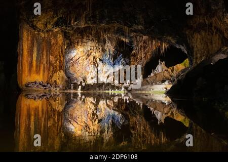 Speleothems multicolore alla fine di una galleria scura Nelle colorate Grotte delle fate di Saalfeld Foto Stock