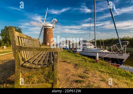 Horsey Mill, barche e sedile, Norfolk Broads, Norfolk, Inghilterra, Regno Unito, Europa Foto Stock