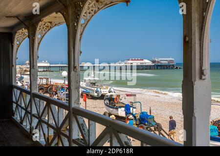 Vista di Cromer Pier attraverso balcone capanna sulla spiaggia in una giornata estiva, Cromer, Norfolk, Inghilterra, Regno Unito, Europa Foto Stock