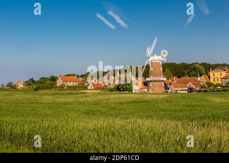 Vista di Cley Windmill su un giorno di estate, Cley Village, Norfolk, Inghilterra, Regno Unito, Europa Foto Stock