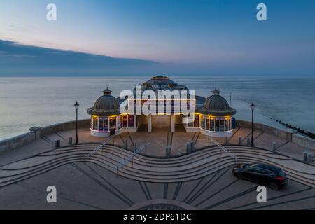 Vista del Cromer Pier al crepuscolo, Cromer, Norfolk, Inghilterra, Regno Unito, Europa Foto Stock