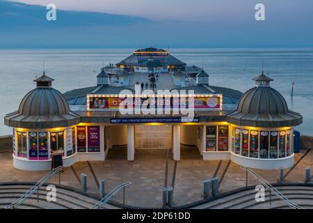Vista del Cromer Pier al crepuscolo, Cromer, Norfolk, Inghilterra, Regno Unito, Europa Foto Stock