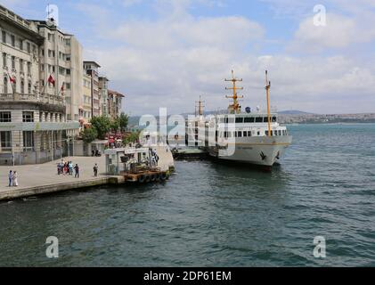 ISTANBUL, TURCHIA-7 GIUGNO: Traghetto per passeggeri turchi che porta passeggeri al molo di Karakoy. Giugno 7,2015 a Istanbul, Turchia. Foto Stock