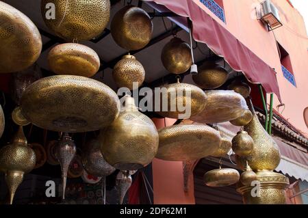 Foto di un negozio di strada che vende lampade a Marrakech, Marocco Foto Stock